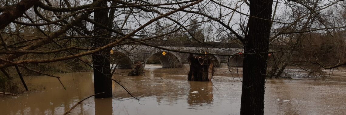 Inondations à Saint‑Jean‑sur‑Mayenne. La Mayenne et le pont vue du aire de l'aire de stationnement des camping -cars.
